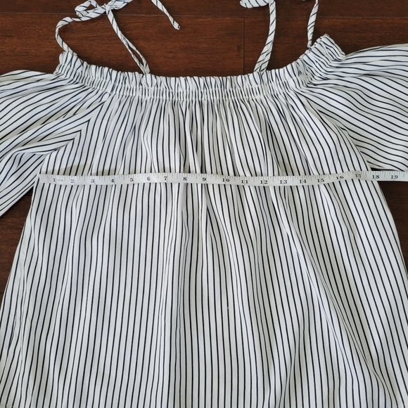 Blue Rain Off the Shoulder Flowy Striped Summer Top Women's Size S White & Blue - Picture 6 of 8